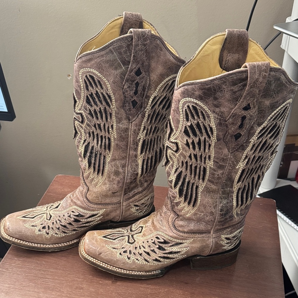 Corral Boots with beautiful Cross and wings design - Picture 2 of 8
